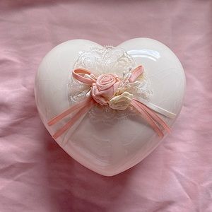 lace pink and white rose ceramic heart box